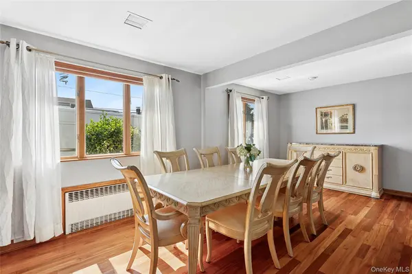 39 Jackson PL, Massapequa, NY 11758