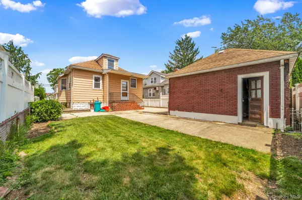 1073 Concord ST, Franklin Square, NY 11010