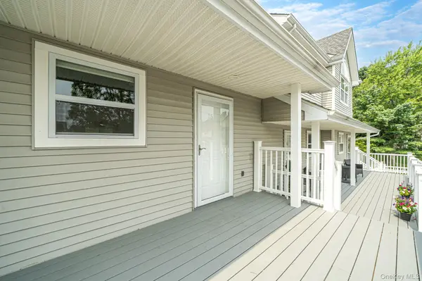 15 Leeward LN #15, Port Jefferson, NY 11777