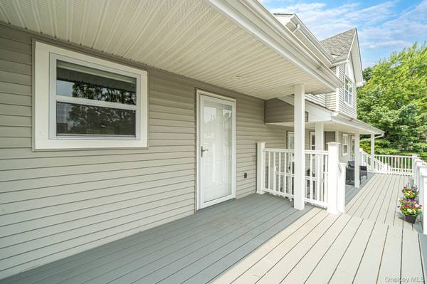 15 Leeward LN #15, Port Jefferson, NY 11777