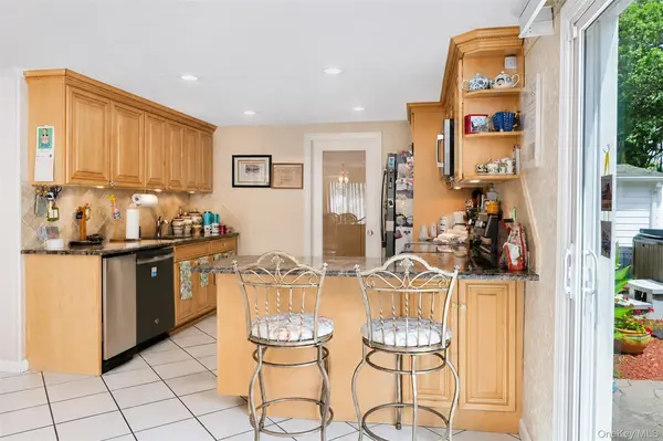 17 Sundial LN, Bellport, NY 11713