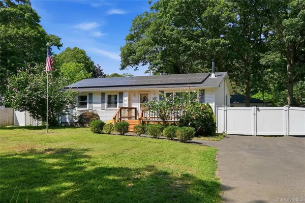 211 Hampton AVE, Mastic, NY 11950