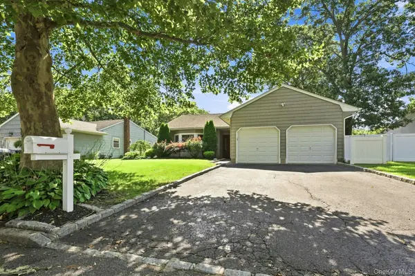 8 Marlan CT, Smithtown, NY 11787