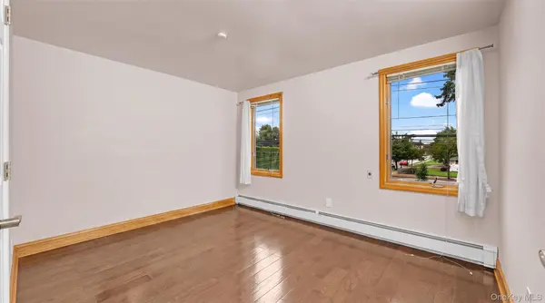 30 Andover LN, Hicksville, NY 11801