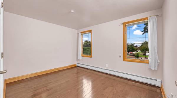 30 Andover LN, Hicksville, NY 11801