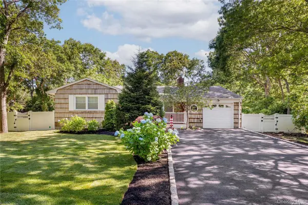 8 Wakeman CT, Hampton Bays, NY 11946