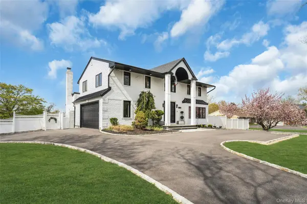 25 Quintree LN, Melville, NY 11747