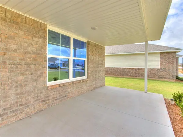 1212 E Stallion LN, Mustang, OK 73064