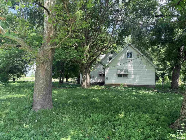 307 N CEDAR ST, Bowen, IL 62316