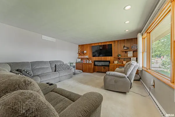 144 N MAIN ST, Mason City, IL 62664