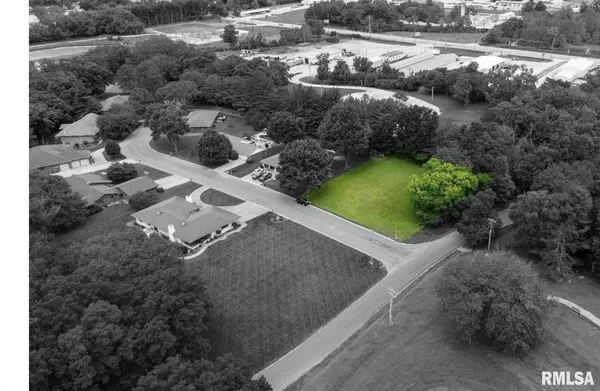 2 OAKWOOD Drives, Jacksonville, IL 62650