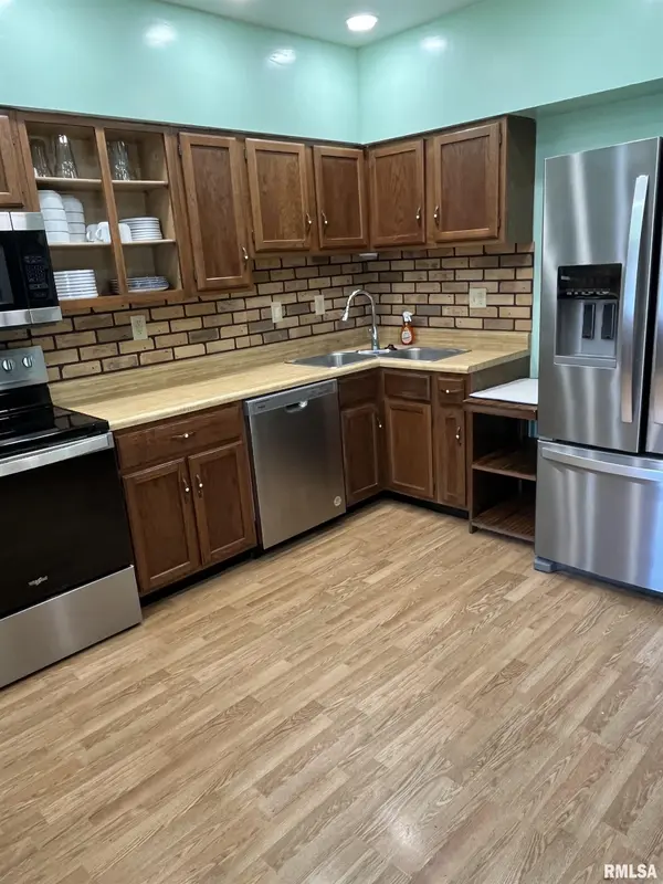 916 4TH ST, Lincoln, IL 62656-5367