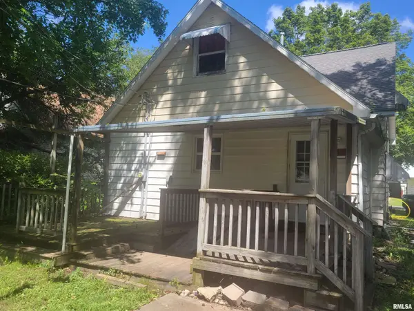 706 SCHOOL ST, Nokomis, IL 62075