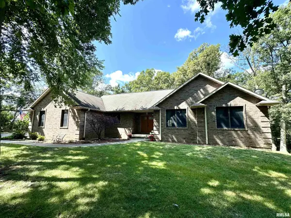 1631 HILLSDALE RD, Jacksonville, IL 62650