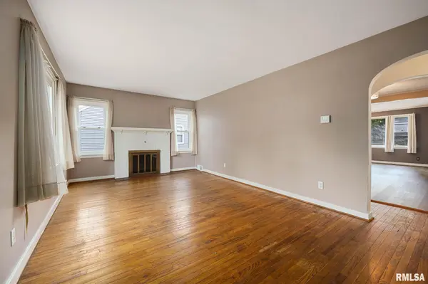 306 N LAWNDALE AVE, Washington, IL 61571
