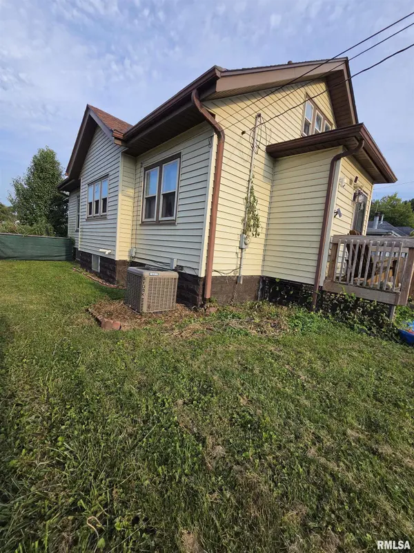 411 41ST ST, Moline, IL 61265-1648