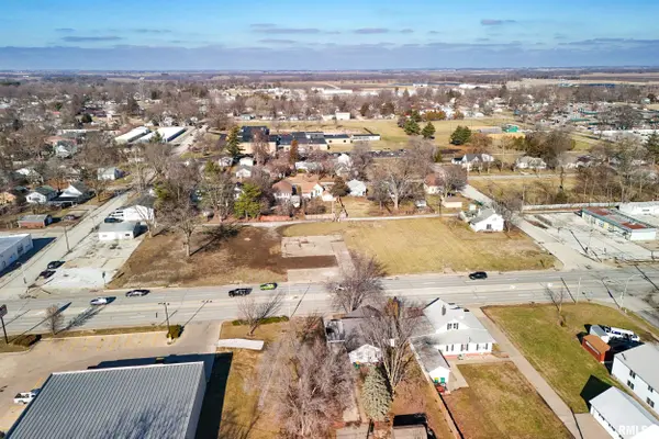 1206 E JACKSON ST, Macomb, IL 61455