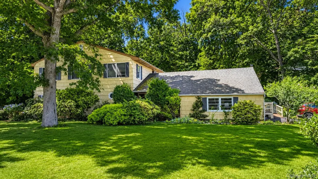 14 Tall Tree LN, Rocky Point, NY 11778