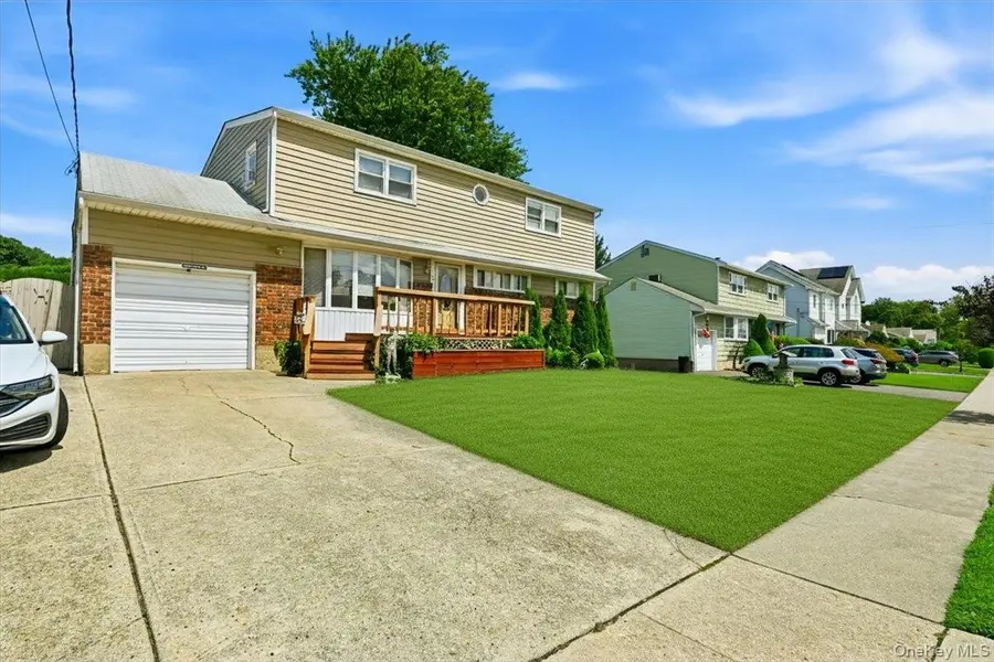 23 Hampshire DR, Farmingdale, NY 11735