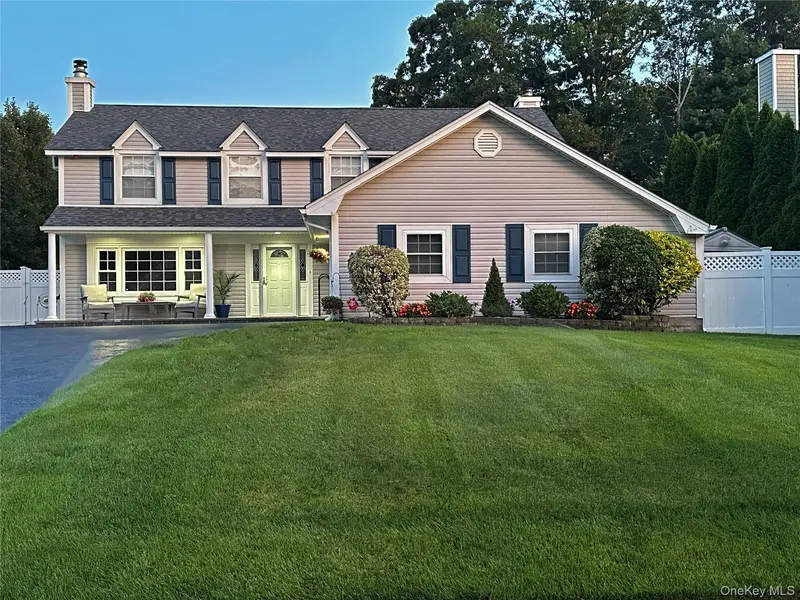 16 Sussex LN, Lake Grove, NY 11755