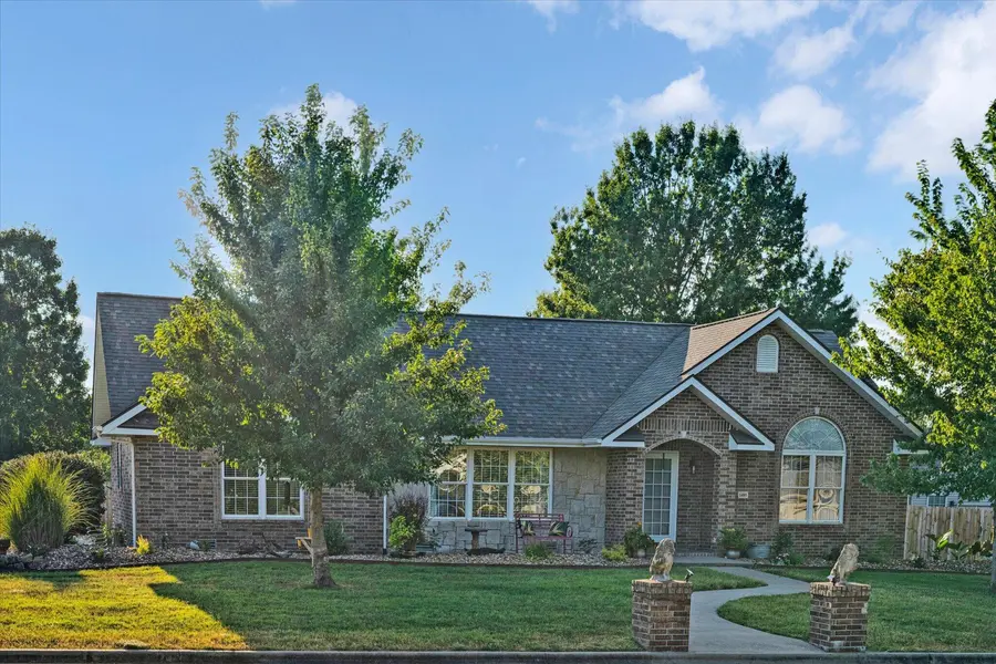 1485 S Village LN, Bolivar, MO 65613