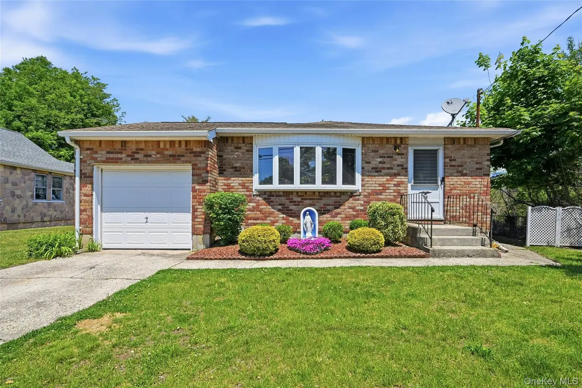 98 Evergreen AVE, Bethpage, NY 11714