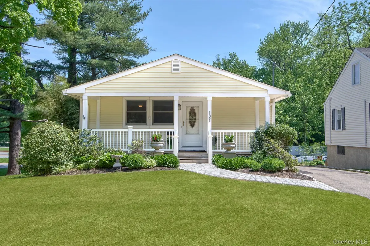 121 Parkview PL, Mount Kisco, NY 10549