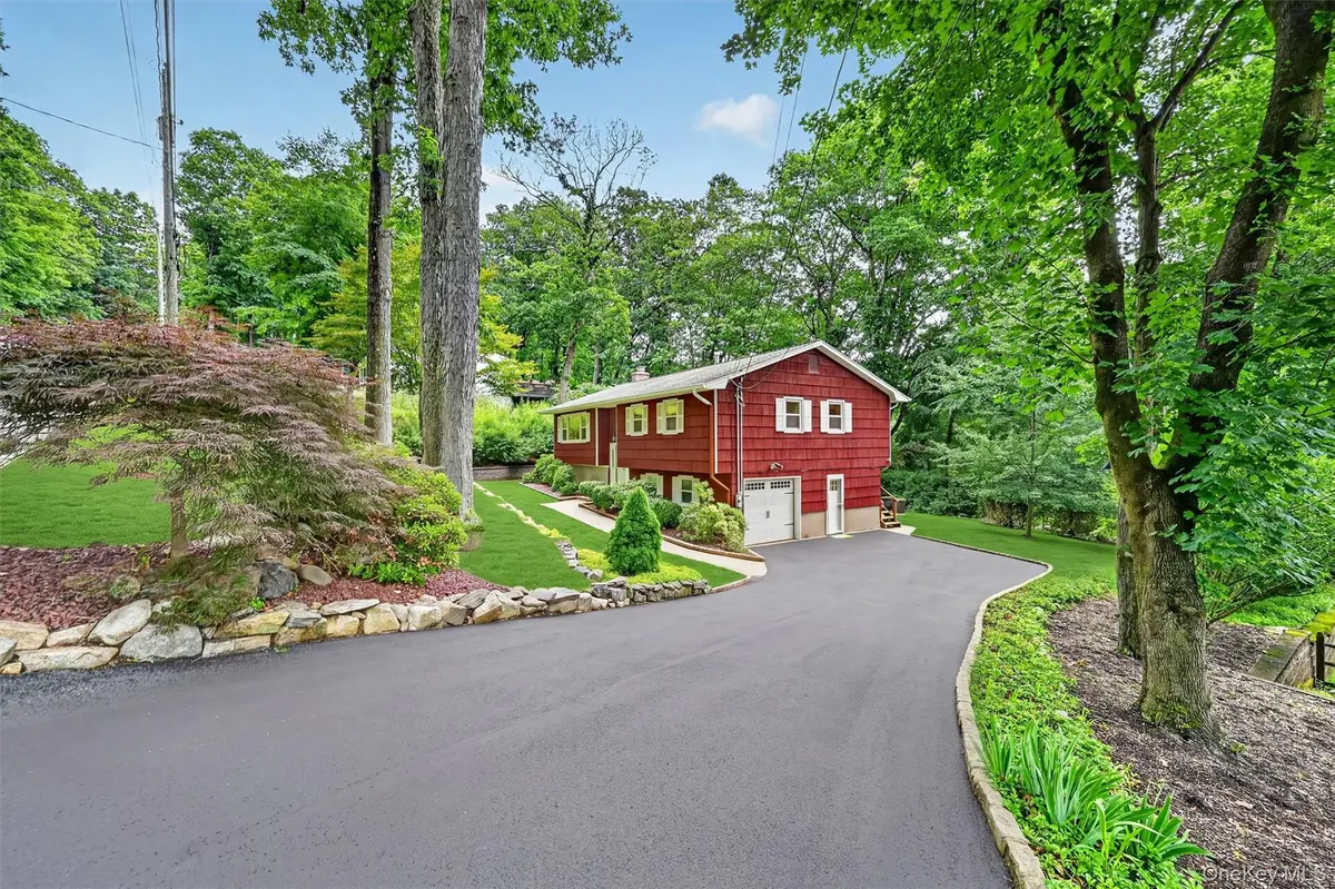 3 Hazelwood RD, Sloatsburg, NY 10974