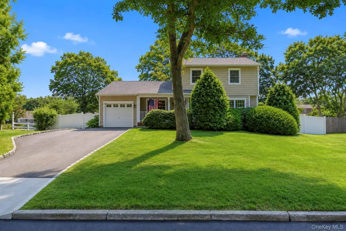 18 Elkin DR, Middle Island, NY 11953