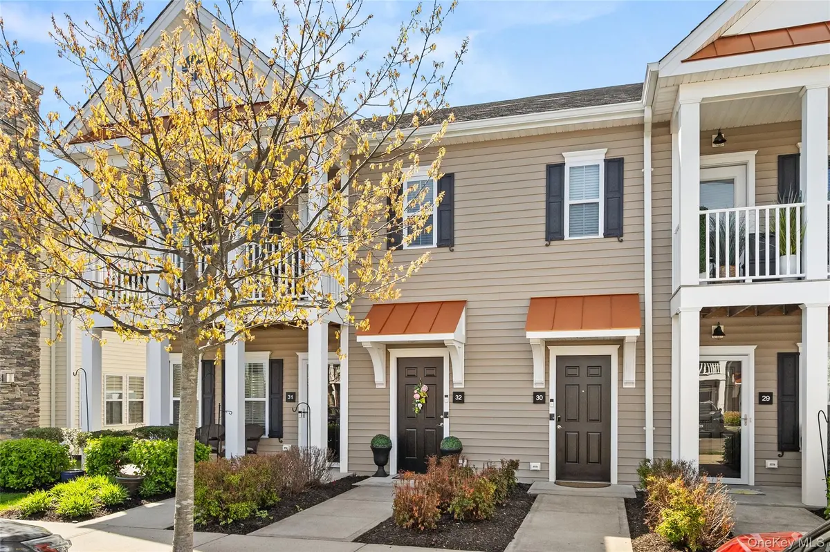32 Michael LN, East Islip, NY 11730