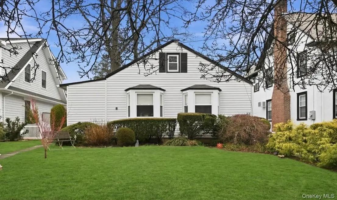 163 Elm ST, Roslyn Heights, NY 11577