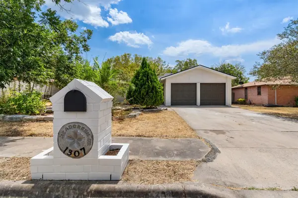 1307 Meadgreen DR, Austin, TX 78758