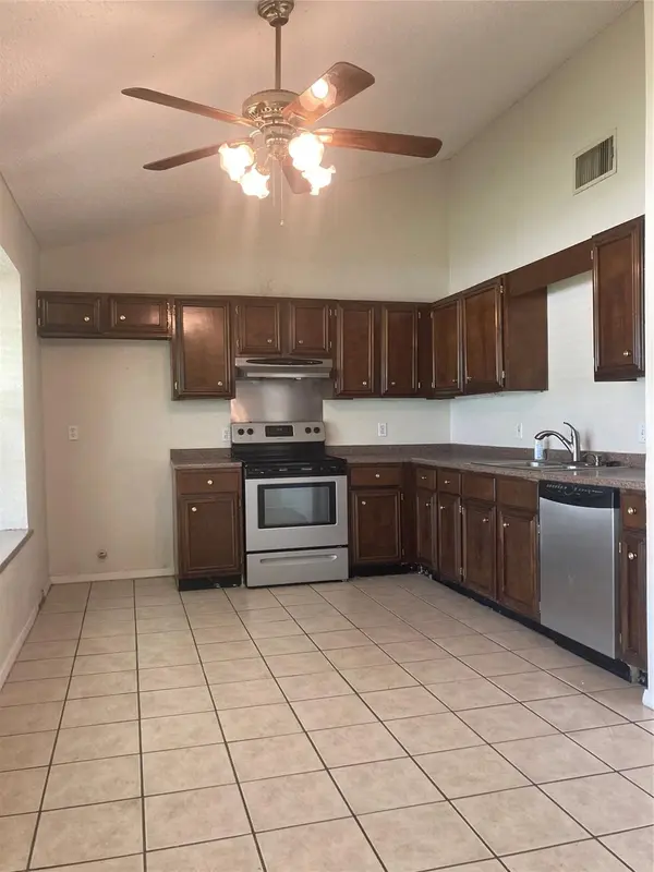 2002 Ridgetop DR, Round Rock, TX 78664