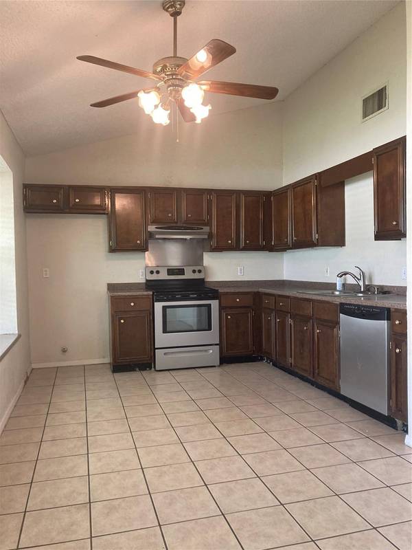 2002 Ridgetop DR, Round Rock, TX 78664