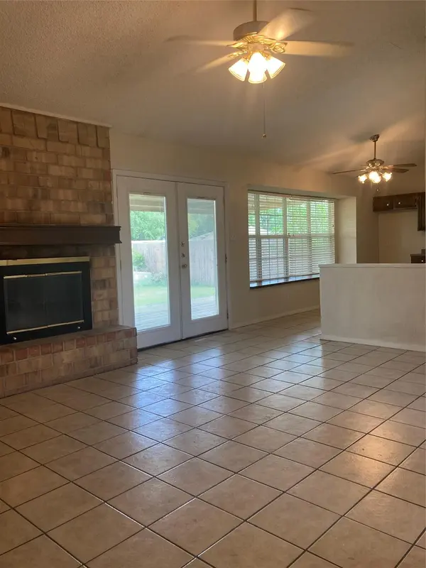 2002 Ridgetop DR, Round Rock, TX 78664