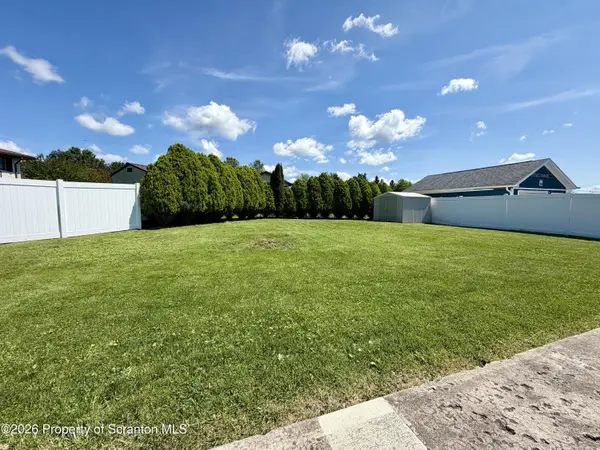 209 Pleasant View DR, Greenfield Twp, PA 18407