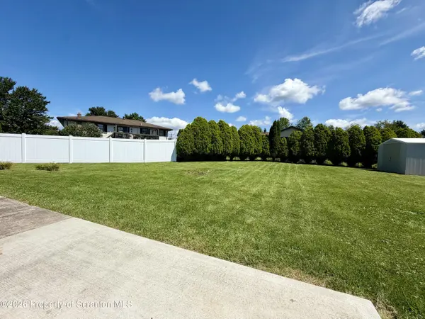 209 Pleasant View DR, Greenfield Twp, PA 18407
