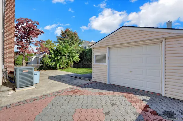 32 3rd AVE, New Hyde Park, NY 11040