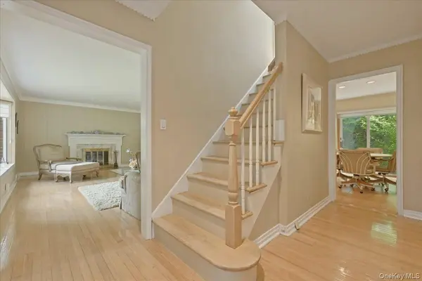 2 Crabtree LN, Roslyn, NY 11576
