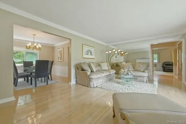 2 Crabtree LN, Roslyn, NY 11576