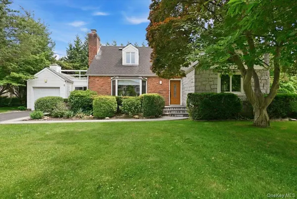 2 Crabtree LN, Roslyn, NY 11576