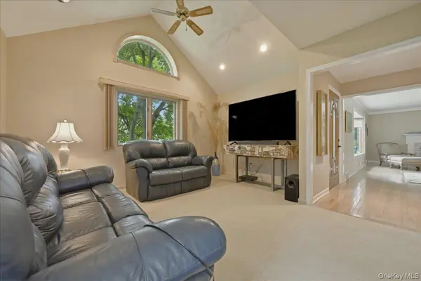 2 Crabtree LN, Roslyn, NY 11576