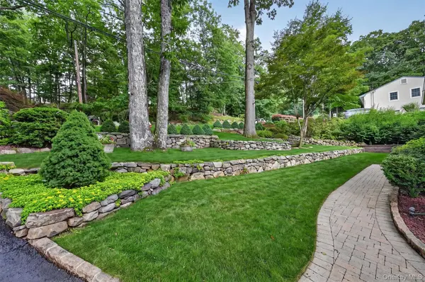 3 Hazelwood RD, Sloatsburg, NY 10974