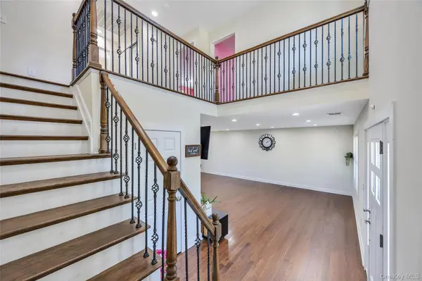 71 Penn ST, Lake Grove, NY 11755