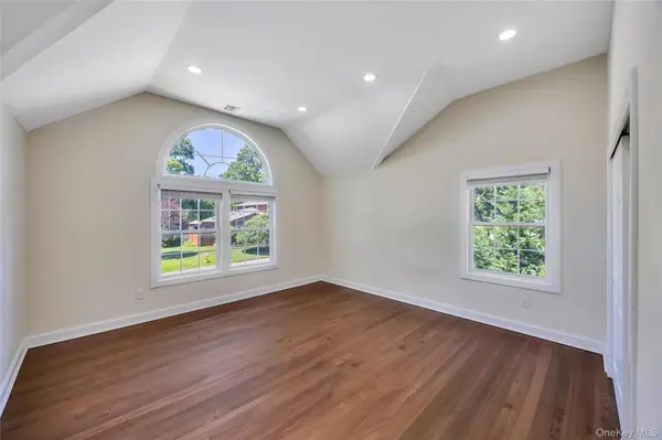 71 Penn ST, Lake Grove, NY 11755