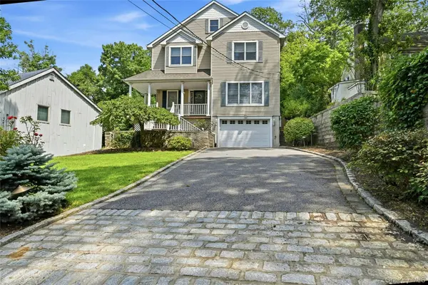 7 Cotswold DR, Centerport, NY 11721