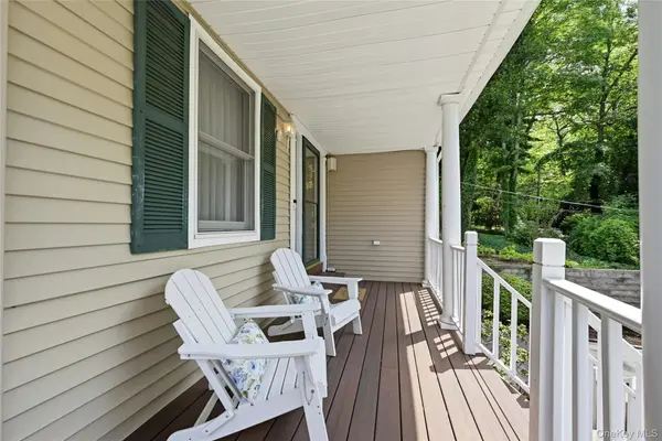 7 Cotswold DR, Centerport, NY 11721