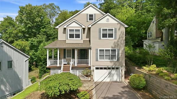 7 Cotswold DR, Centerport, NY 11721