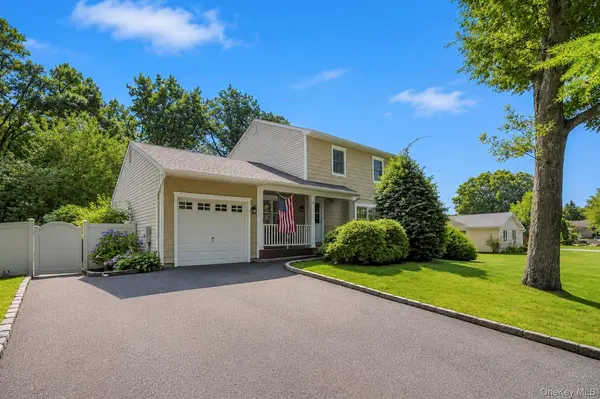 18 Elkin DR, Middle Island, NY 11953