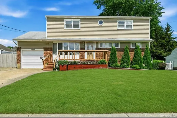 23 Hampshire DR, Farmingdale, NY 11735